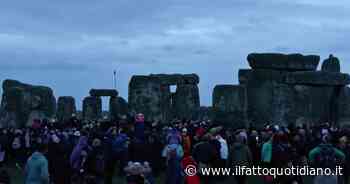 Solstizio d’inverno, centinaia di persone a Stonehenge per la cerimonia tradizionale: le immagini