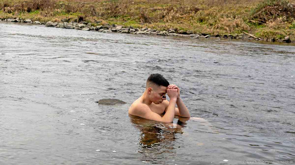 Augsburger harrt 40 Minuten in der eiskalten Wertach aus