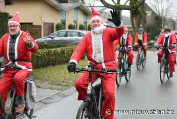 Wielerclub De Velo laat meer dan 100 kerstmannen door Essen rijden: “Prachtig initiatief voor een goed doel”