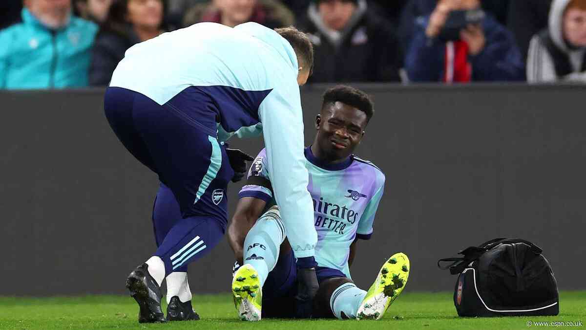 Arsenal winger Saka forced off injured at Palace