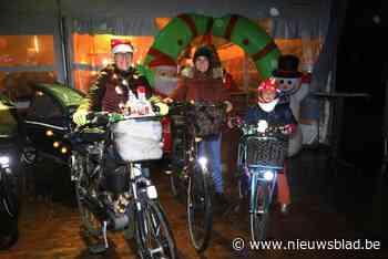 Met een fiets vol kleurrijke lampjes door Neeroeteren tijdens Kerst Lichtjesroute