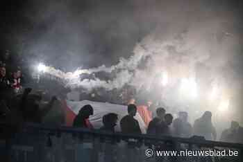 IN BEELD. Kortrijk-fans zorgen voor veel rookontwikkeling en spelonderbreking door pyrotechnisch materiaal