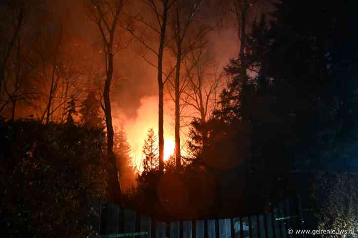 Woning volledig in lichterlaaie in bosrijk gebied