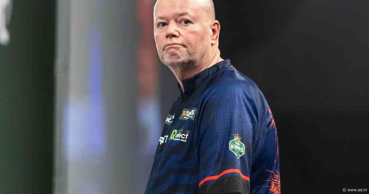 Raymond van Barneveld ‘met stomheid geslagen’ na dramatische aftocht op WK darts: ‘Het was een puinhoop’