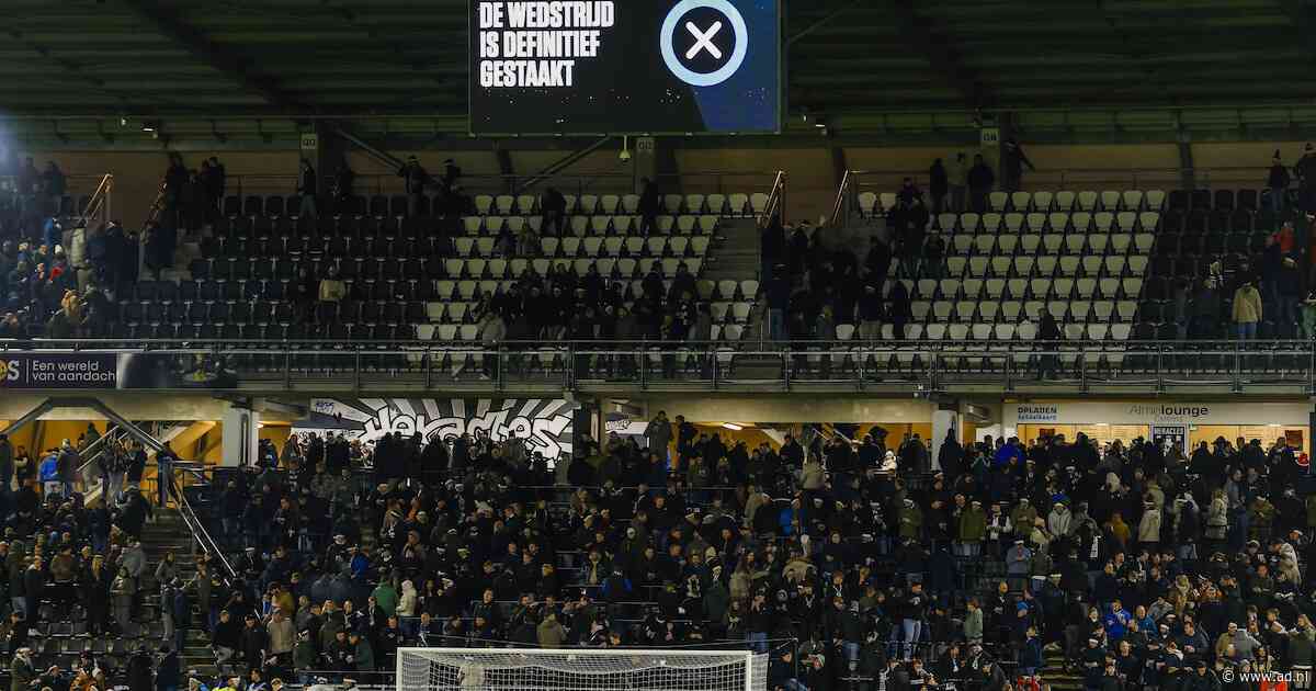 Chaos bij Heracles - Groningen: fan valt van tribune, wedstrijd na onrust buiten stadion definitief gestaakt