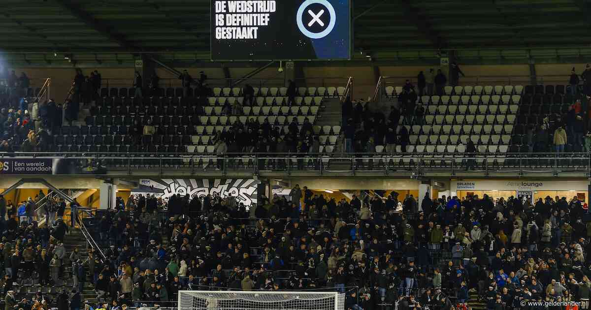 Gitzwarte avond in Almelo met rellen en supporter die van tribune valt: ‘Je schrikt enorm als zoiets gebeurt’