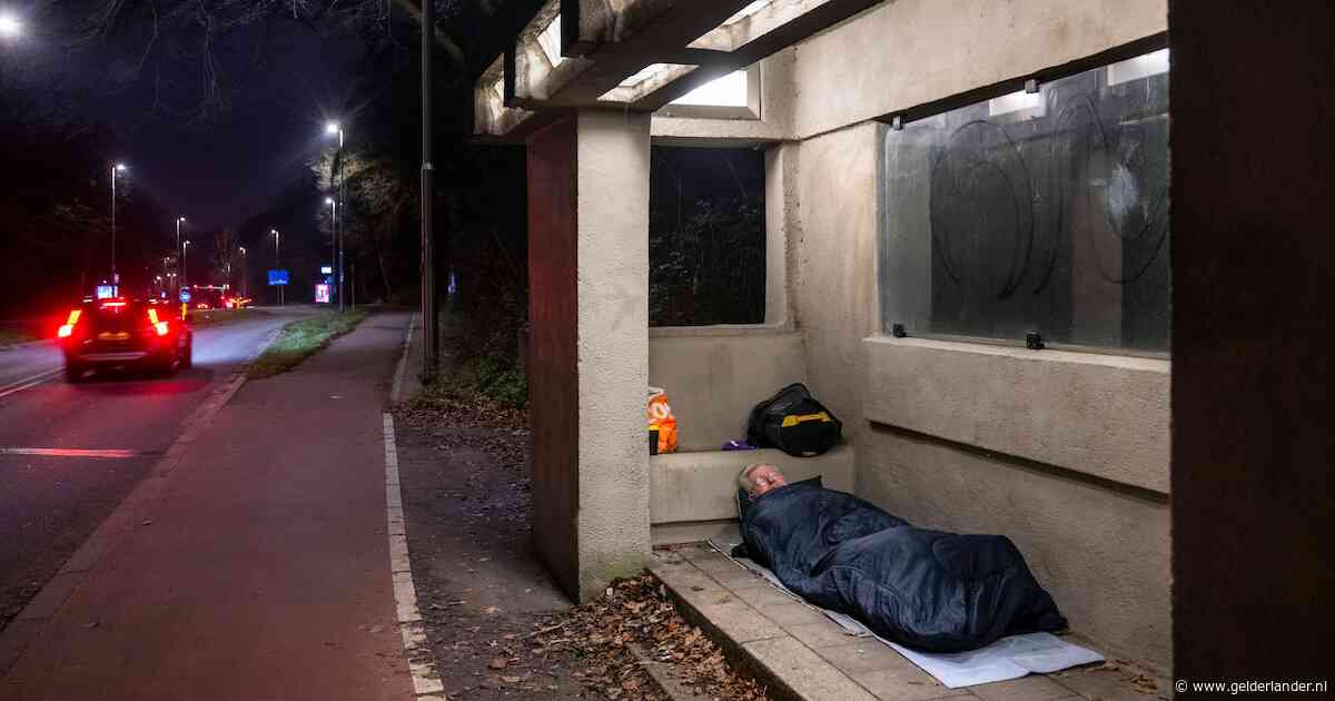 Jurist Gert Jan (60) slaapt al weken op yogamatten langs drukke weg: ‘Ja, het kan iedereen overkomen’