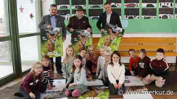 Besonderer Tier-Kalender an Grundschule in Penzberg überreicht