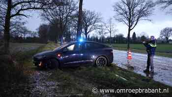 112-nieuws: auto crasht tegen boom • aanrijding op het spoor