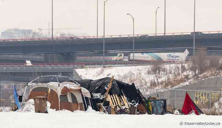 Workers helping the homeless in Montreal feel powerless as crisis deepens