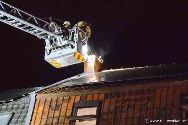 Huis onbewoonbaar nadat schoorsteenbrand overslaat op plafond: “Bewoners hebben geluk gehad”