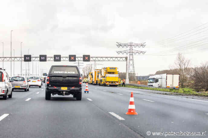 Vrachtwagen raakt van de weg en ramt vangrail langs A2