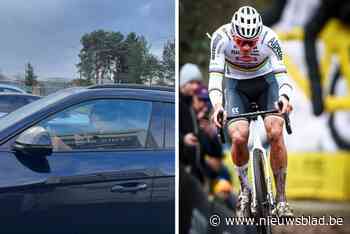 VIDEO. Daar is hij dan! Mathieu van der Poel komt in stijl aan in Zonhoven voor zijn eerste cross van het seizoen