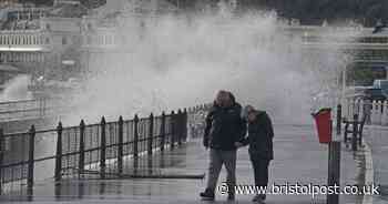 UK blasted by 75mph winds as traffic disruption continues during Christmas getaway