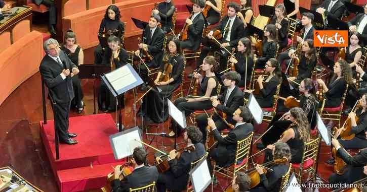 “Stutatelo ‘sto telefono…”: il maestro Muti interrompe il concerto richiama i senatori durante il concerto di Natale