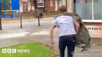 Man abandons haircut to help officer under attack