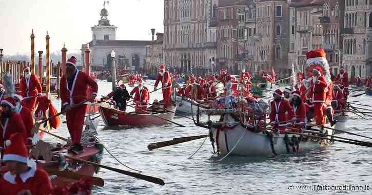 Venezia, torna la tradizionale regata dei Babbi Natale nel Canal Grande: le immagini