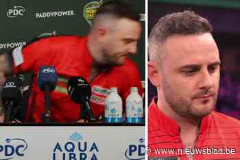 VIDEO. Misnoegde Joe Cullen geeft bizar interview en loopt weg uit persconferentie op WK darts: “Geen respect voor mij? Geen respect voor jullie!”