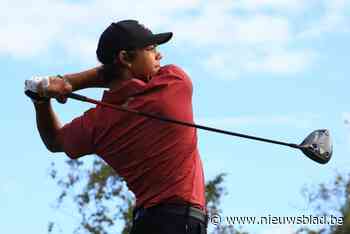 VIDEO. 15-jarige Charlie Woods slaat eerste hole-in-one terwijl papa Tiger met hem op de baan staat… maar die let net even niet op