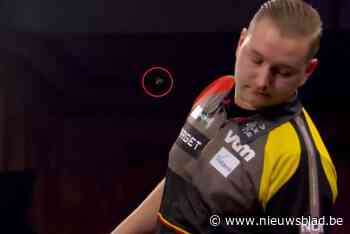 VIDEO. ‘Ally Pally wesp’valt ook Dimitri Van den Bergh lastig (maar die laat zich niet uit zijn lood slaan)