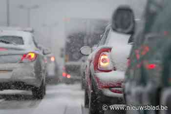 Vrachtwagens ondervinden moeilijkheden door sneeuwval in zuiden van het land