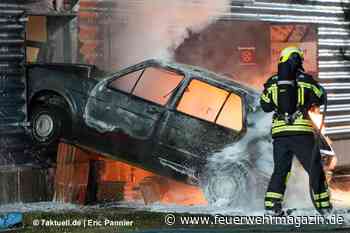 Brennendes Auto steckt in Supermarkt-Fassade fest