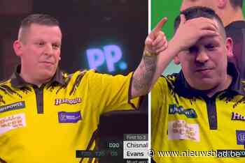 VIDEO. Oeps! Dave Chisnall denkt uit te pakken met knappe 131-finish, maar doet dan een pijnlijke ontdekking