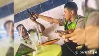 Irresponsables: Policías juegan con sus armas de reglamento en pleno restaurante