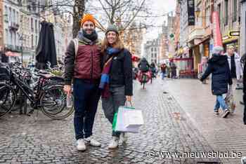 Shoppers gaan vlak voor kerstavond nog op zoek naar cadeautjes: “Ik heb impulsief beslist om toch nog wat pakjes te kopen”