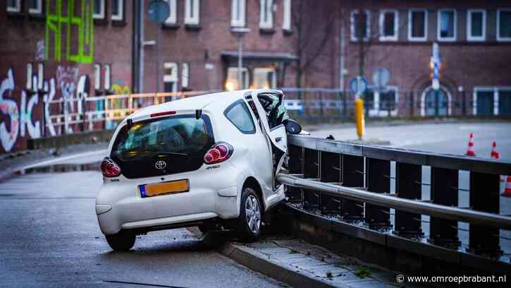 Auto boort zich in geleiderail, bijrijder zwaargewond