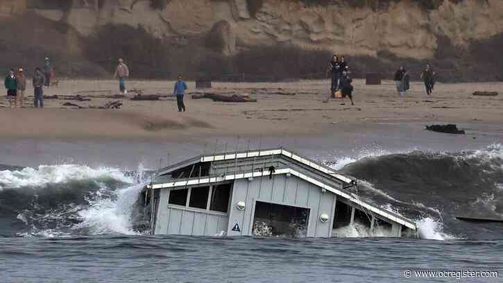 Person dies after being trapped by debris at Santa Cruz County beach