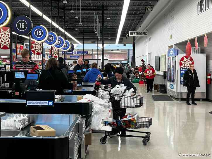 Shoppers rush to complete last minute Christmas shopping