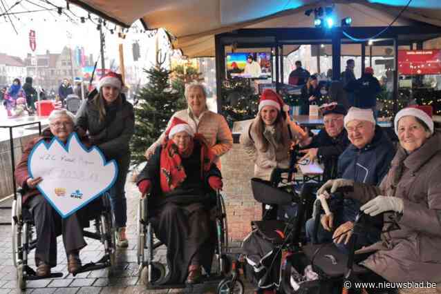 Woonzorgcentrum Karel Picqué en Jeugdopbouwwerk Deinze geven cheque aan De Warmste Week