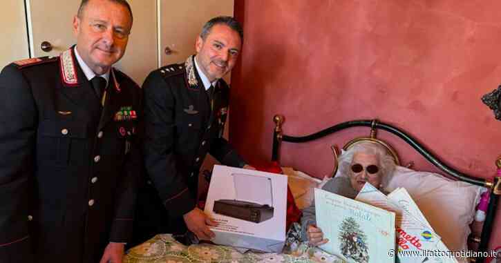 Anziana di 92 anni sola a Natale, i carabinieri la vanno a trovare e le regalano un giradischi e i vinili con le sue canzoni preferite