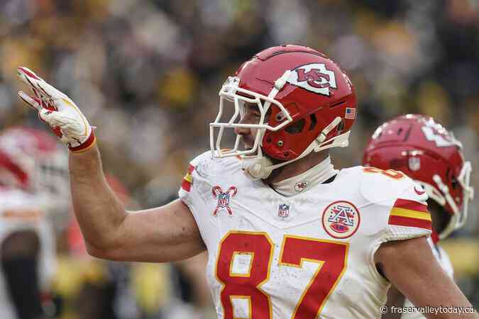 Mahomes throws 3 TDs as Chiefs clinch AFC’s top seed by breezing past the skidding Steelers 29-10