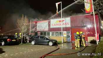 Veel rook bij grote brand in bandenopslag in Bergen op Zoom