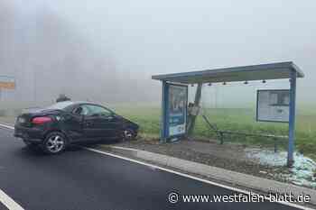 Bielefeld: Autofahrer rast in Bushaltestelle