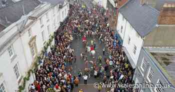 Hundreds of people turn up for controversial Boxing Day hunt