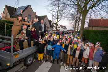 “Onze kabouter Klus zal gemist worden”: Basisschool De Bosbes bezorgt meester Geert (62) passend afscheid na carrière van 40 jaar