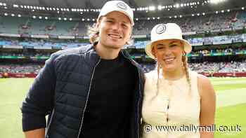 Shane Warne's kids Brooke and Jackson take to the pitch at the MCG ahead of day two of fourth test between Australia and India