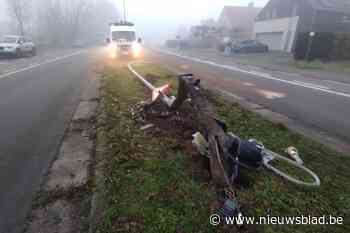 Auto botst tegen verlichtingspaal op Ringlaan in Overpelt, bestuurder pleegt vluchtmisdrijf