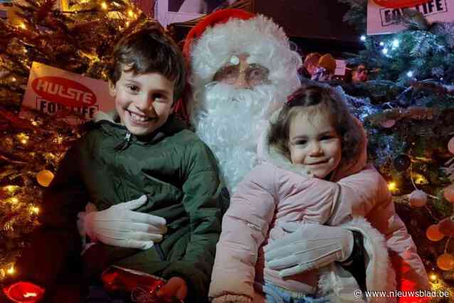 Burgemeester komt kerstman handje helpen