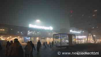 Eindhoven Airport gehuld in mist, reizigers druipen af