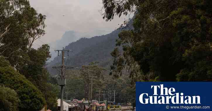 Mild weekend weather brings relief to firefighters after homes lost in Grampians bushfire