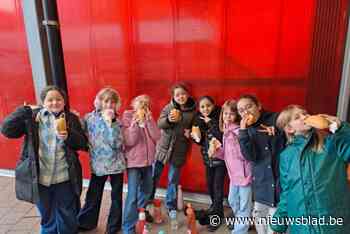 Kinderen eten hotdogs voor het goede doel