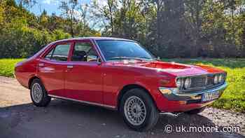 Toyota Corona MK II (1975): On the road in a Japanese fastback