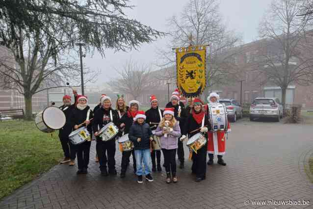 Vlaamse Drumband Kempenland trommelt kerstsfeer op in rusthuizen: “Zou wel eens begin van nieuwe traditie kunnen worden”