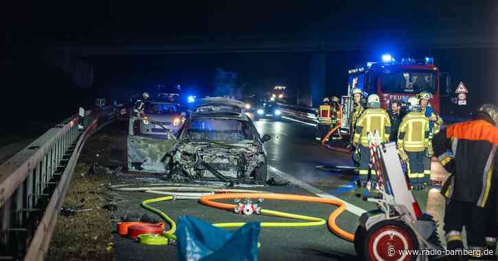 Auto brennt bei Unfall auf A73 vollständig aus