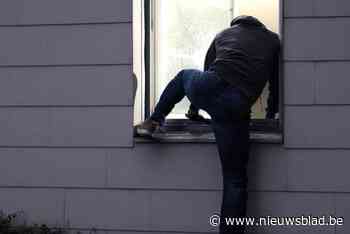 Dief dringt woning binnen terwijl bewoonster onder de douche staat