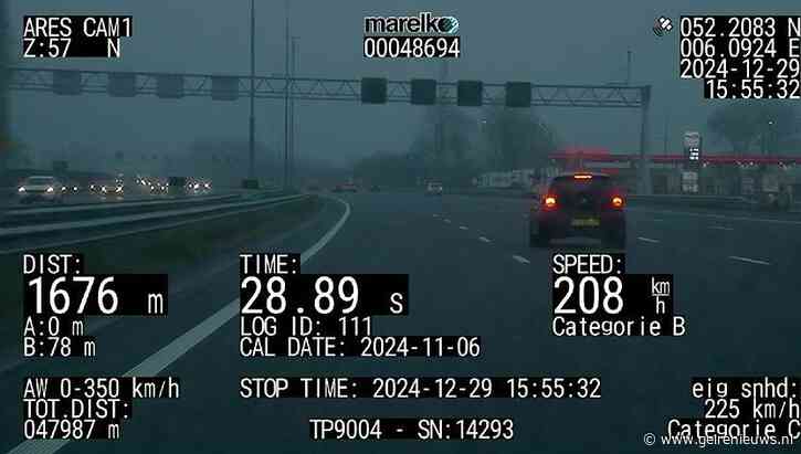 Politie zet achtervolging in nadat auto voorbij komt racen: man gepakt met 208 km/u